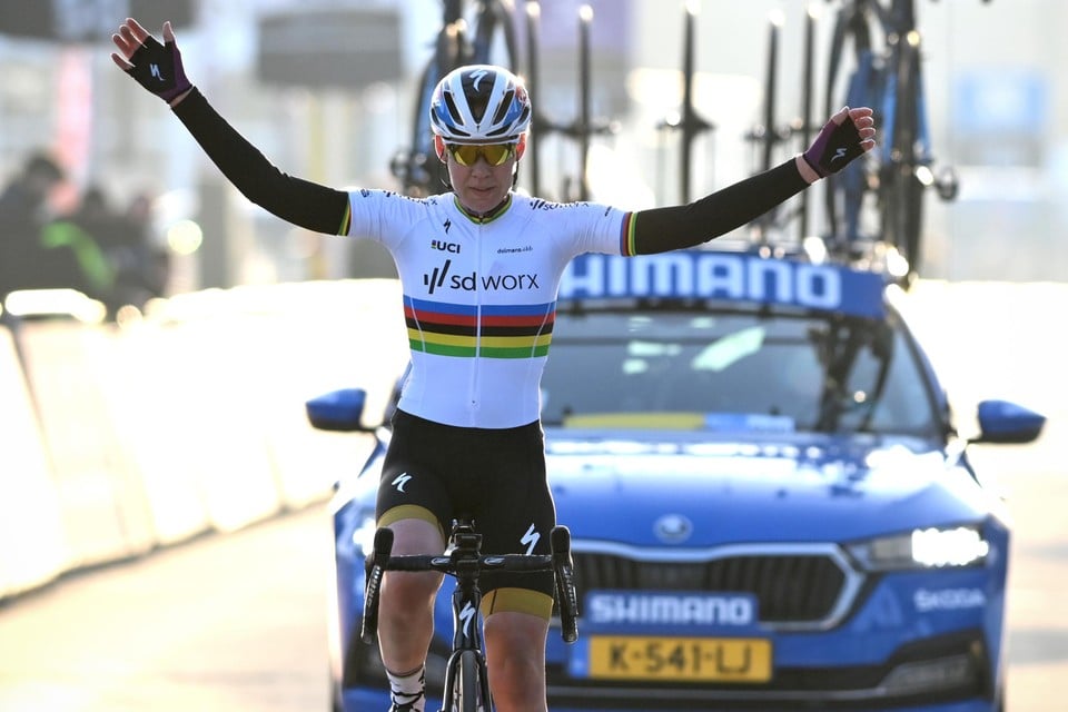 Een superieure Anna van der Breggen won de Omloop Het Nieuwsblad.
