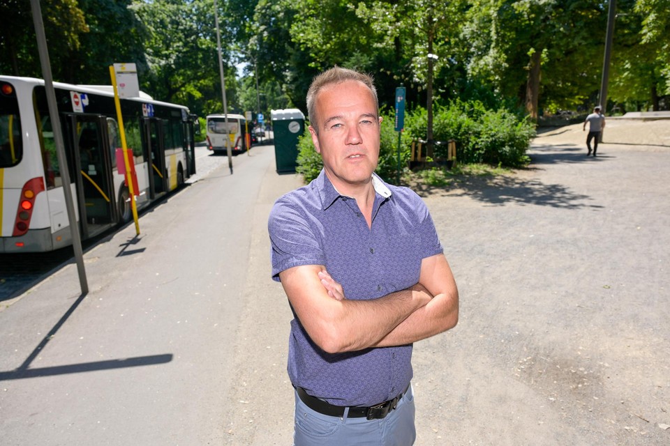 Luk Naveau, voorzitter van het buurtcomité Stadspark, wil dat alle bussen verdwijnen uit de Quinten Matsijslei, dus ook die van De Lijn. 