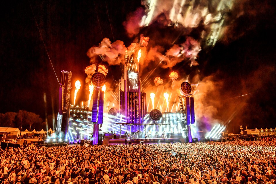 Stageco bedacht het podium waarmee Rammstein op tour ging in 2019 en 2022.