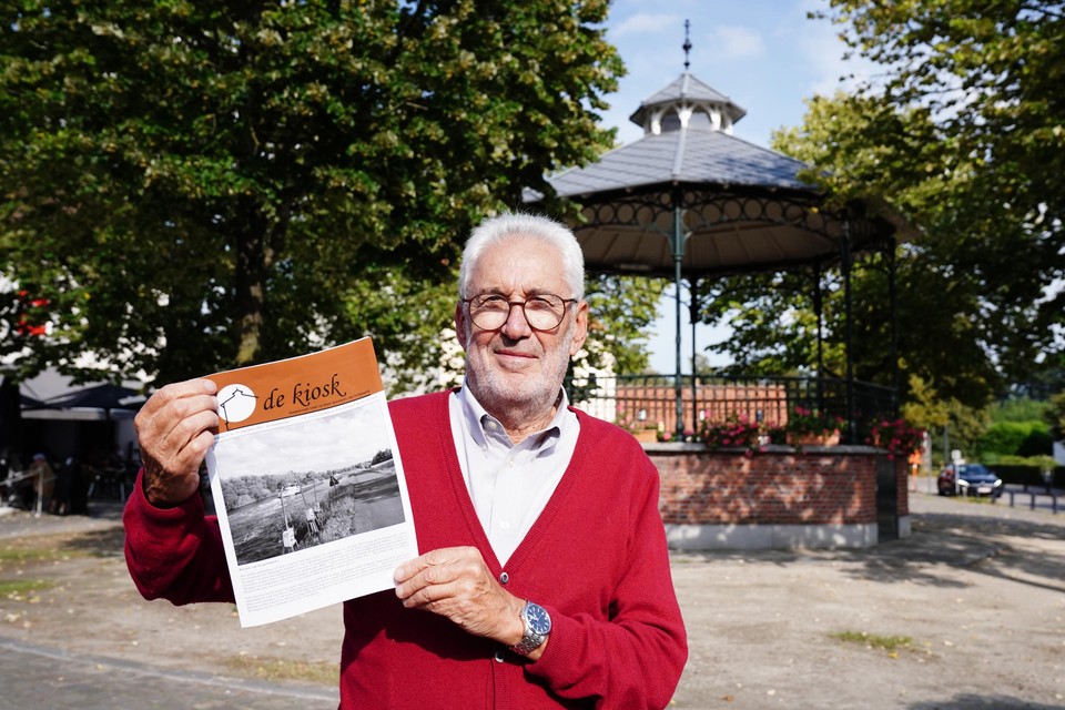 Hoofdredacteur Geert Goethals bij de kiosk die zijn naam leende aan de dorpskrant.