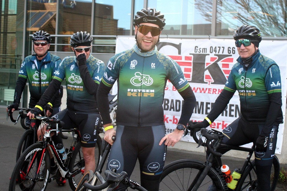 Een van de deelnemende wielertoeristen was burgemeester Gilles Bultinck (midden vooraan) van Vosselaar, samen met zijn clubgenoten.
