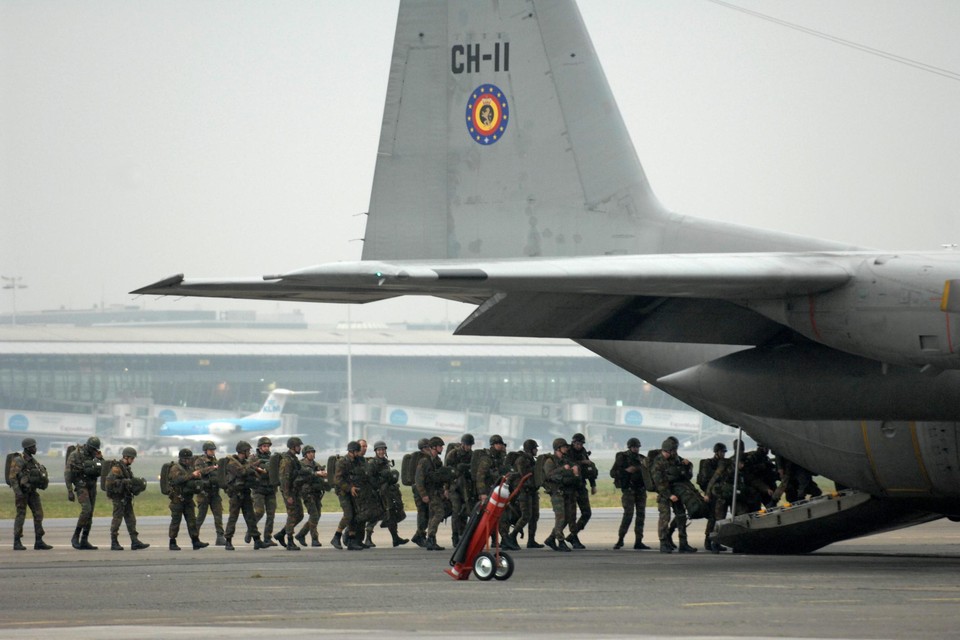 Belgische militairen stappen aan boord van een C-130 (archieffoto). 