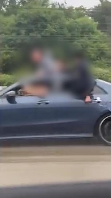 Men hang from cars on Antwerp Ring