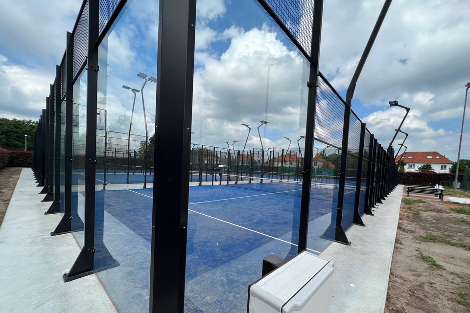Voor de zes nieuwe padelvelden van tennisclub De Dageraad in Beerse zijn twee tennisvelden moeten wijken. 