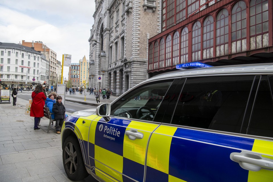 27-jarige Iraakse vluchteling die vrouw uit Schoten neerstak op trein in Antwerps Centraal Station, viel eerder politieagent aan (Antwerpen)