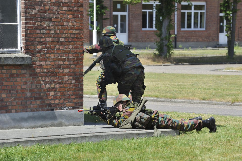 Onder de geleverde wapens zitten ook Minimi-machinegeweren, hier gebruikt door Belgische soldaten tijdens een demonstratie.
