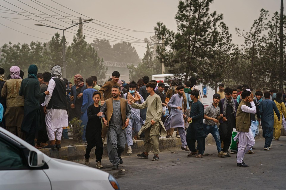 Rond de luchthaven van Kaboel is het nog steeds erg druk, met honderden Afghanen die het land willen ontvluchten. 