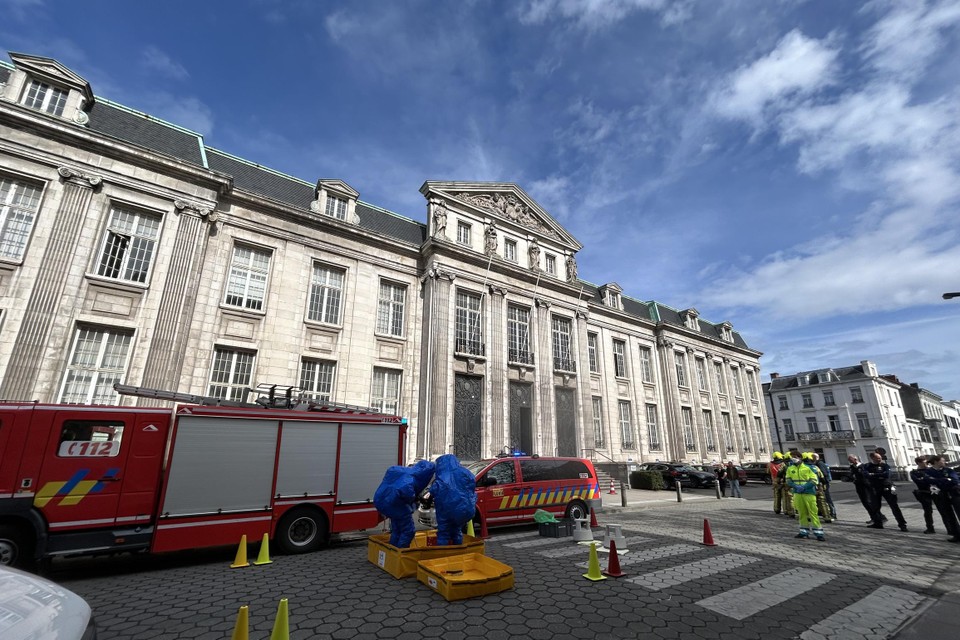Powder Letter leads to Evacuation Kortrijkse Court: Woman got powder about her when she opened a letter (Kortrijk)