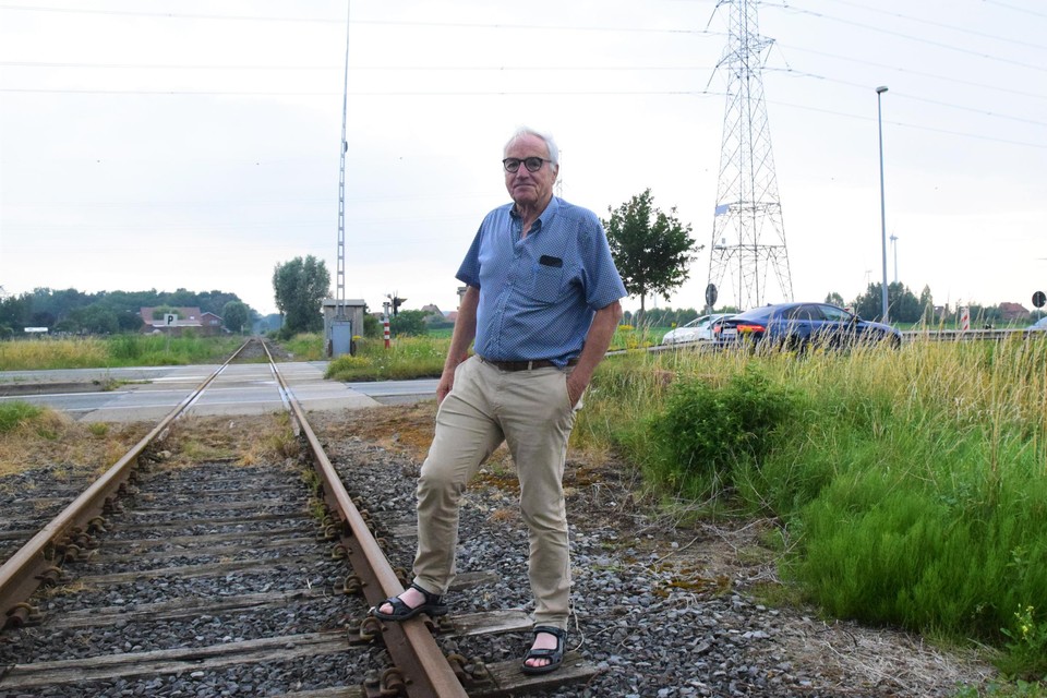 Schepen Marc Windey (SMS) op de plaats waar het fietspad langs de spoorweg in de toekomst onder de Teut gaat.