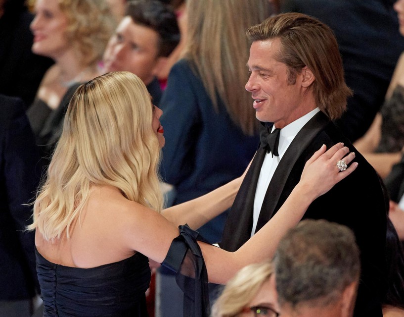 Margot Robbie en Brad Pitt tijdens de uitreiking van de Oscars in 2020. 