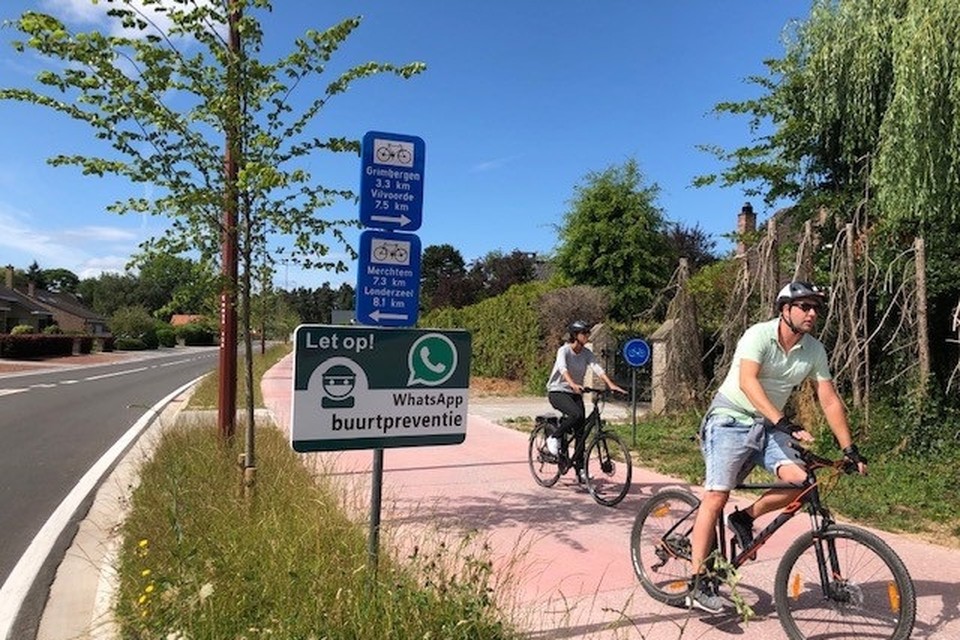 Het verkeersbord aan de Vilvoordsesteenweg, het begin van de fietssnelweg, stuurt fietsers totaal de verkeerde kant op. Grimbergen is naar links en Merchtem naar rechts. 