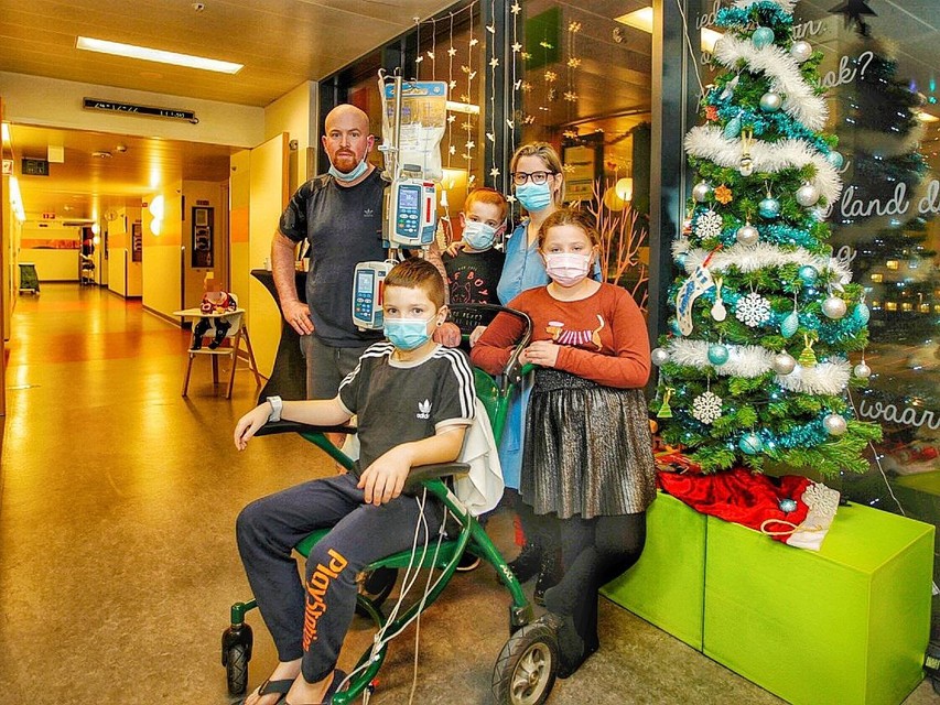 Cruz (11) zijn papa, mama,  broer en zus moeten dit jaar noodgedwongen in het UZ Gent kerstavond vieren, toch proberen ze er het beste van te maken. 