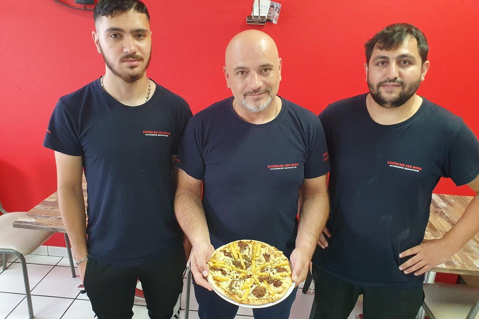 Deniz Çal, Bülent Çal en Berkan Ardiclar tonen hun creatie: de ‘Belgische pizza’. 