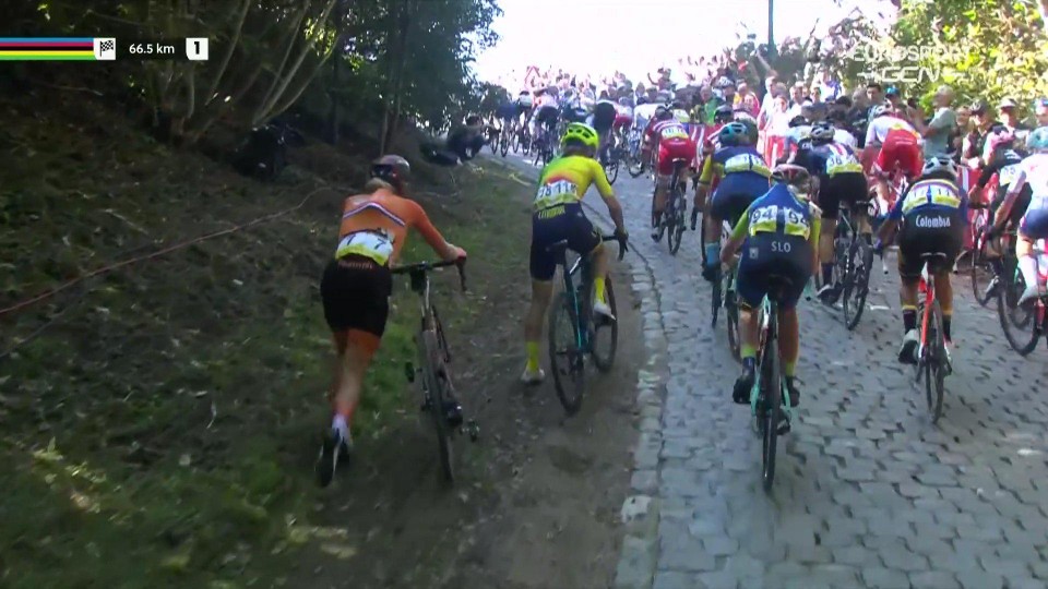 Vollering (links) liep à la Chris Froome de Moskesstraat op.