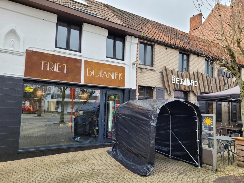 Friet Botaniek is naast restaurant Den Beiaard gelegen.