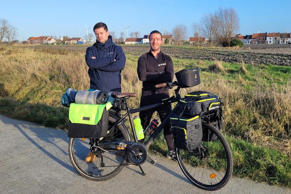 Jeffrey en Mike gaan samen een kleine 3.000 kilometer fietsen voor het goede doel. 