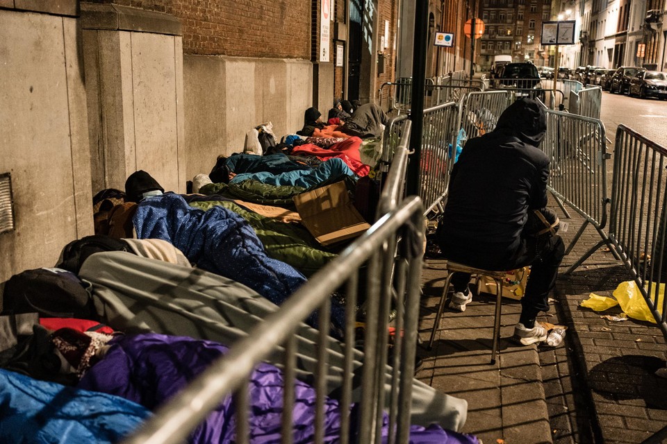 De vluchtelingen overnachten op straat. 
