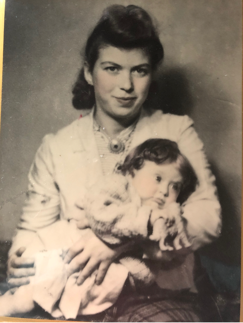 De enige foto van Dora Rapaport en haar dochter Eva samen. 