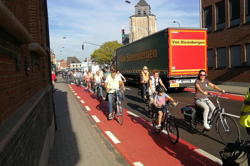 In de Gasthuisstraat passeert veel doorgaand (vracht)verkeer, terwijl fietsers -hier tijdens een actie van de Fietsersbond Geel- er in feite pal naast rijden.