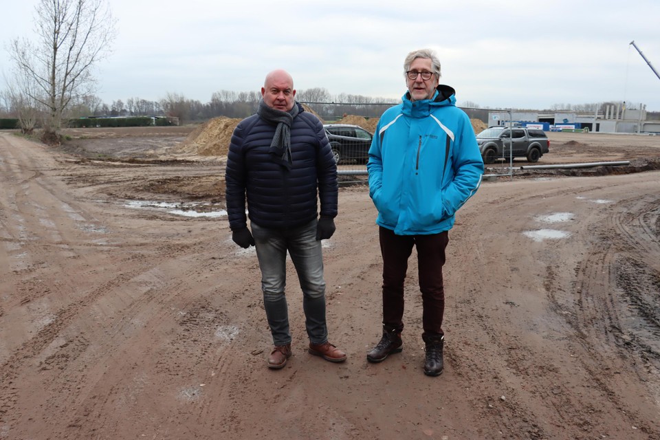 “De wegenwerken moeten snel van start kunnen gaan, want de opbouw van het sportstadion vlot goed”, zeggen schepen Dirk Goemaere (PVDA) en collega Luc Van Waesberghe (Vooruit).