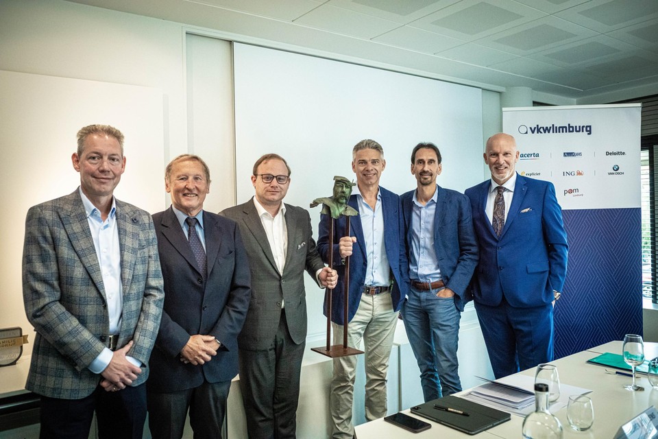 V.l.n.r.: Burt Nelissen (Nelissen), juryvoorzitter professor Sleuwaegen, Ruben Lemmens (VKW), Carlos Jorissen (Nelissen), Joeri Gevers (Nelissen) en Marc Meylaers (VKW).