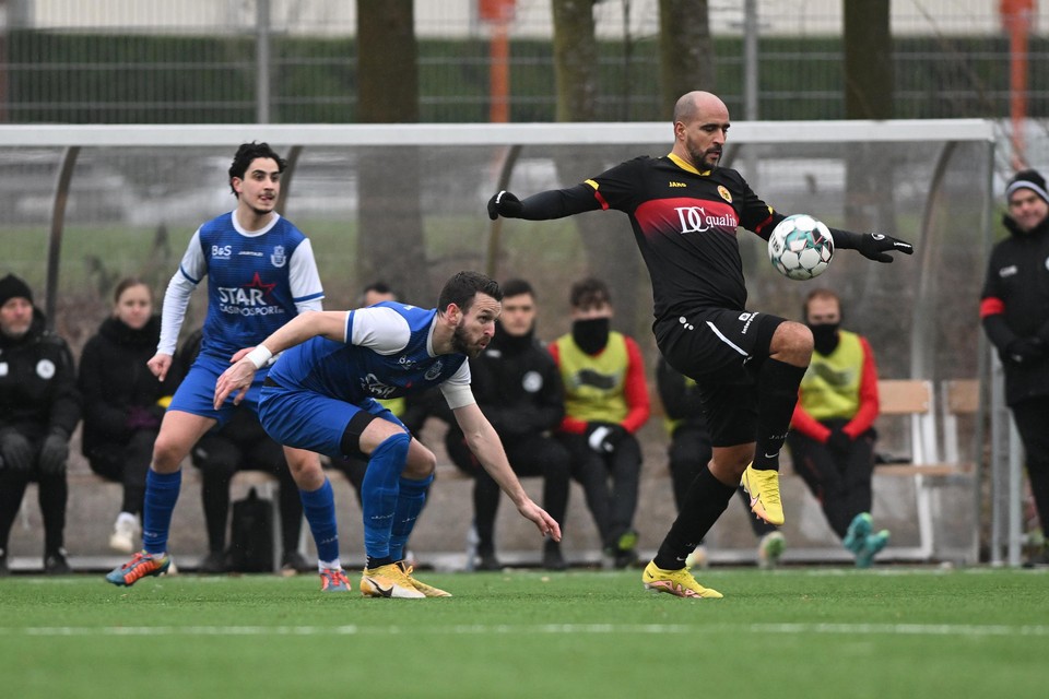 Ali Ben Kassem van BOKA United controleert de bal met Cor Gillis in de rug.
