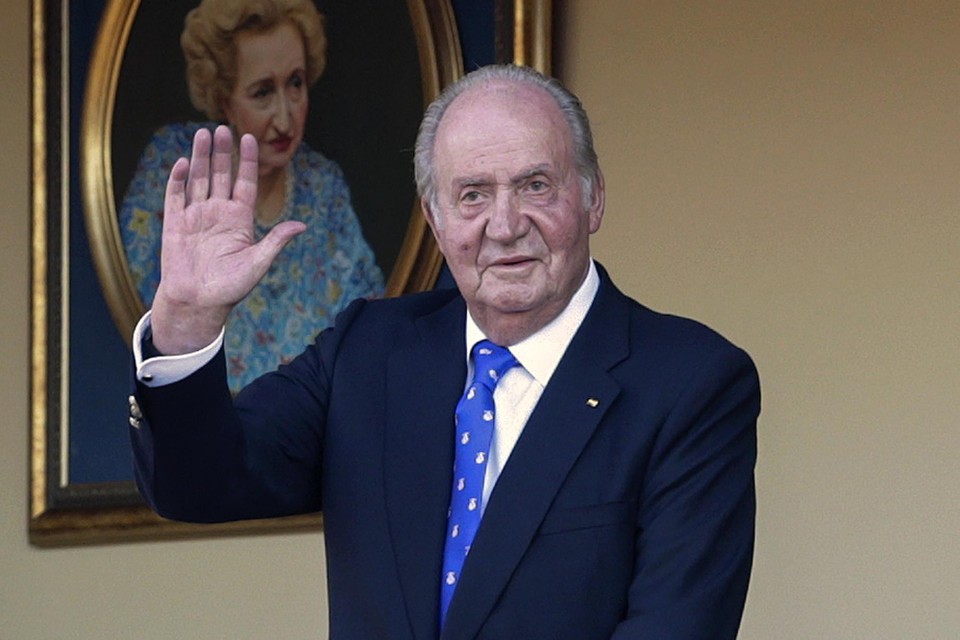 Koning Juan Carlos zou het liefst vanuit Abu Dhabi terugkeren naar Spanje. Dat wordt weer wat moeilijker omdat een slechte vriend die door de Spaanse justitie werd gezocht, hem regelmatig bezocht.  