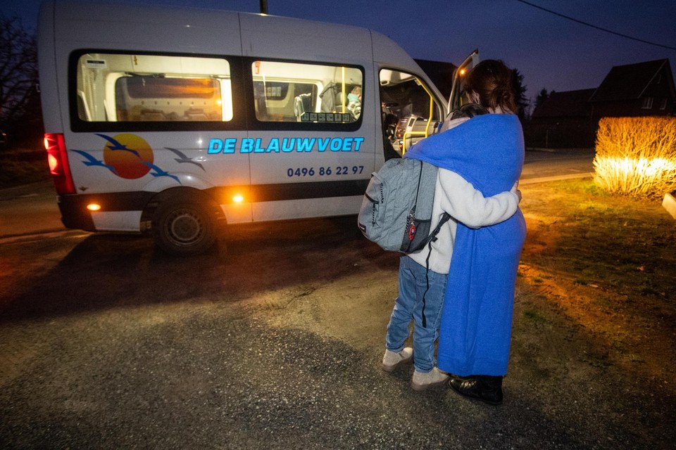 Nog een laatste knuffel en Aliano (12) vertrekt naar school, anderhalf uur later dan aan het begin van het schooljaar. 