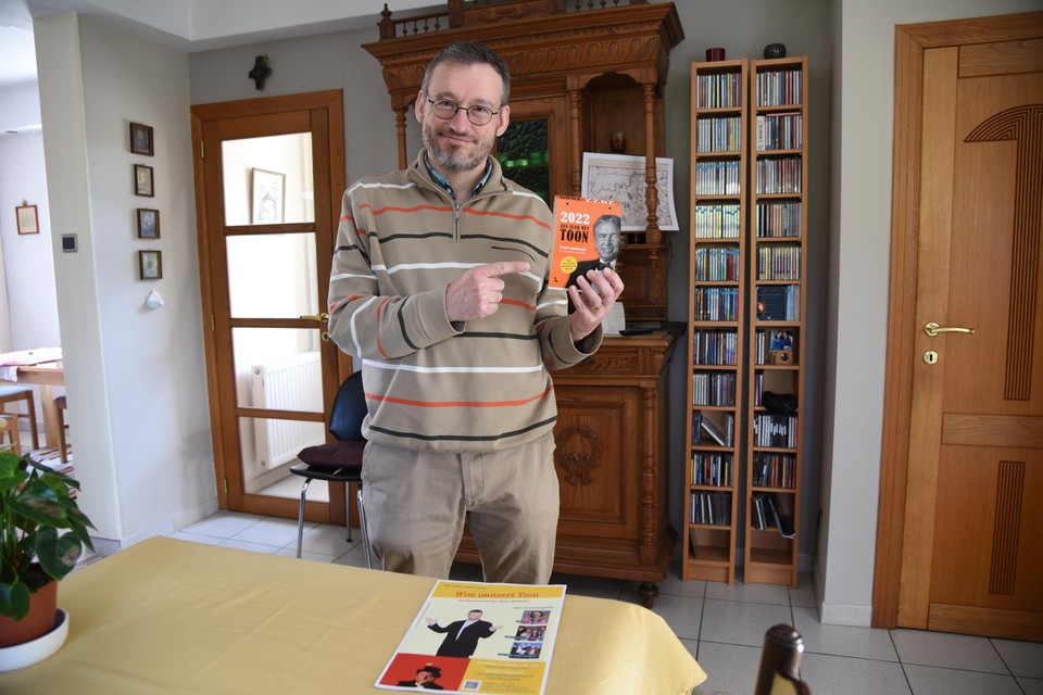 Wim Corbeel met een scheurkalender van zijn idool Toon Hermans. “Ik herken gewoon heel veel van mezelf in hem.” 