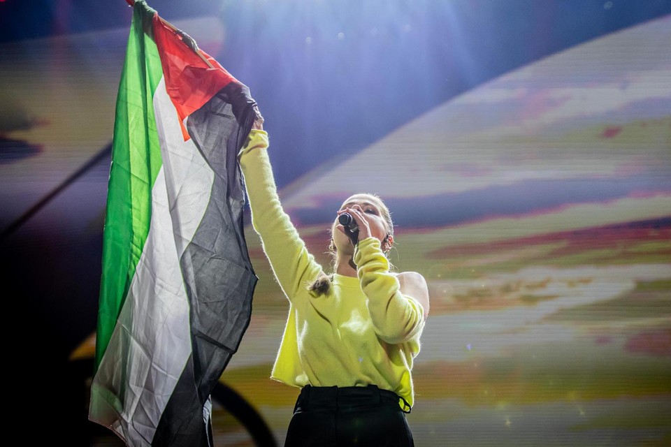 Laura Tesoro maakte van het podium gebruik om haar steun voor Palestina duidelijk te onderschrijven. Ze scandeerde slogans en zwaaide met een vlag, tot ontsteltenis van minister-president Jan Jambon.