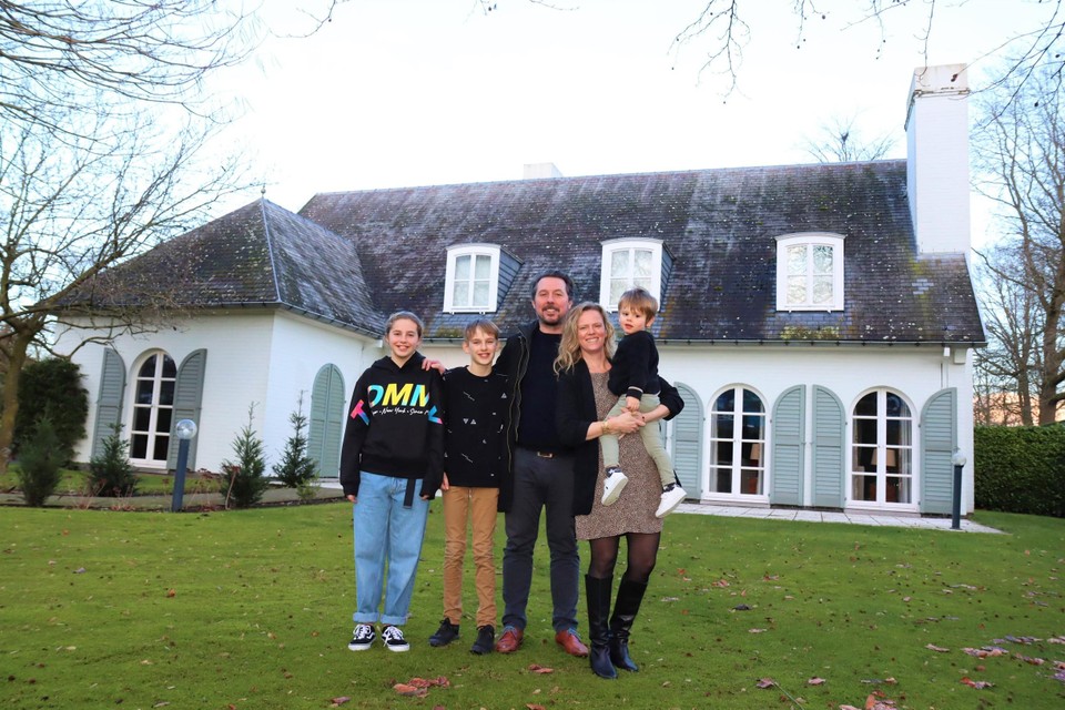 Zaakvoerders Filip Coppens en Annelies Cretel met hun kinderen Amélie, Wout en Achiel voor het recent aangekochte landhuis. 