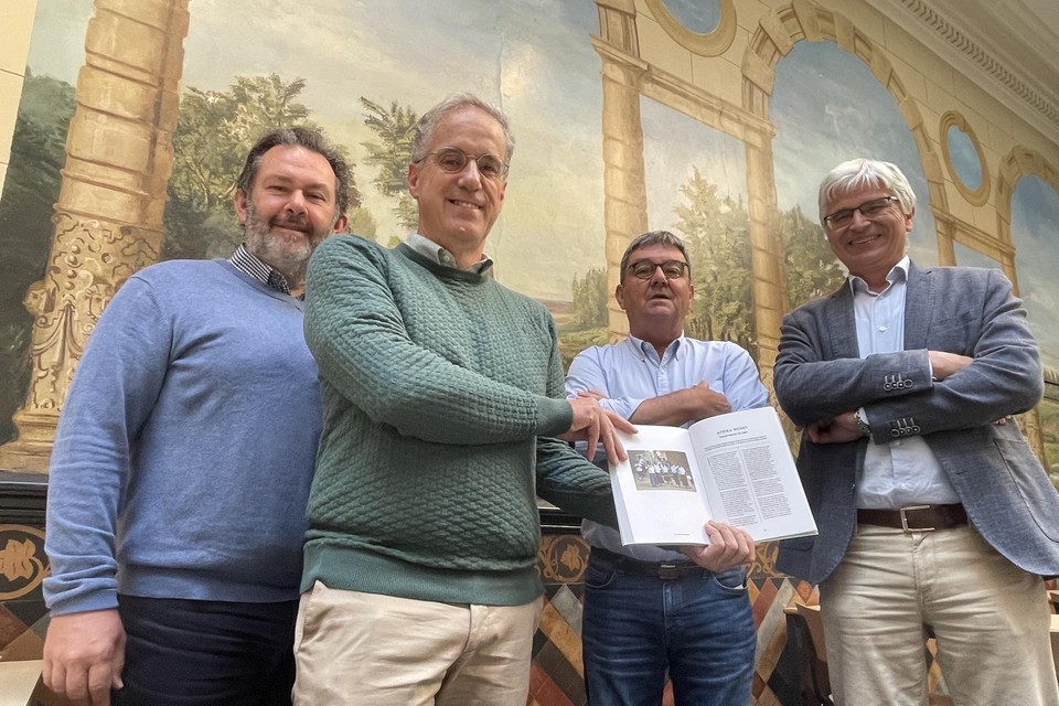 Vlnr.: Filip Van de Winkel, eindredacteur Dirk Podevijn, coördinator Johan Van Gestel en directeur Arie De Rijck.