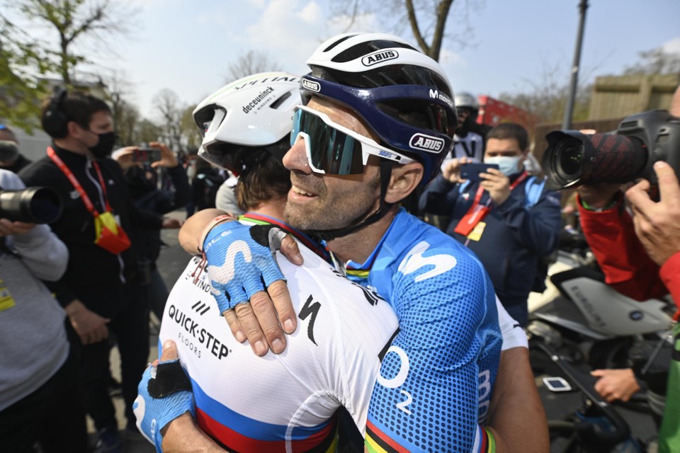 Innige omhelzing tussen Julian Alaphilippe en Alejandro Valverde. De Fransman won de Waalse Pijl 2021, de Spanjaard werd derde. 
