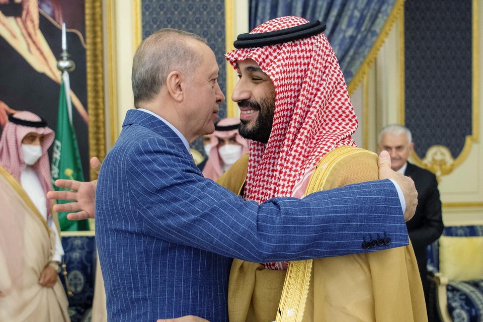 Erdogan omhelst Bin Salman tijdens hun ontmoeting. 