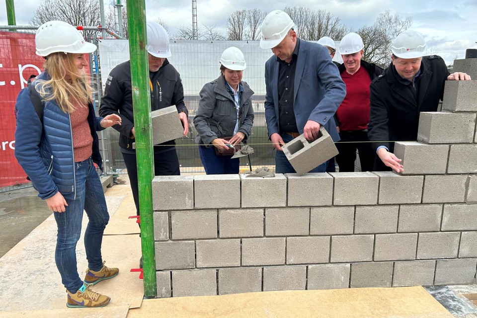 Het schepencollege legde samen met voorzitter Steven Van Hoorebeke de eerste steen van de nieuwe accommodatie.