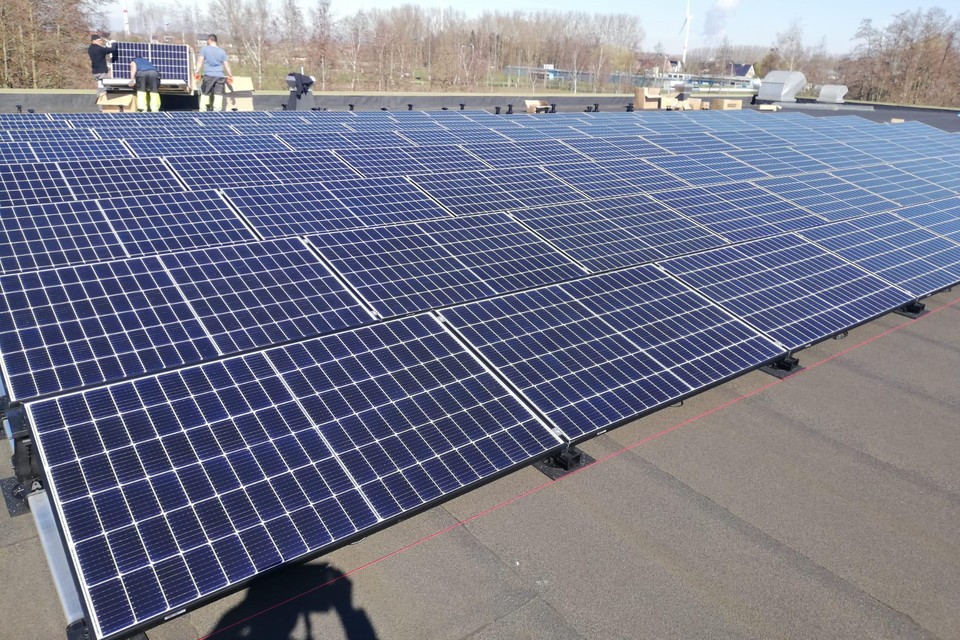 Op het dak van GC De Route staan nu meer dan 200 zonnepanelen. 