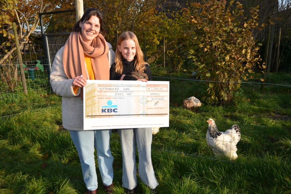 De twaalfjarige Hannelore Boel overhandigde een cheque van 500 euro aan Fien, de nieuwe coördinator van Diggie vzw. 