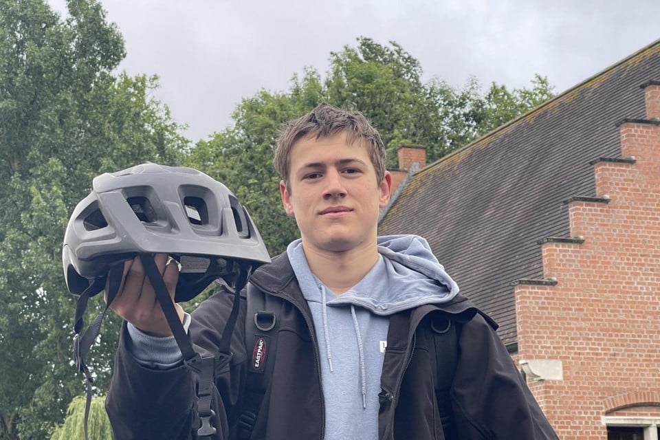 Maxim (14) survived heavy collision on the way to school and now wears helmet: « I needed this wake-up call » (Ypres)