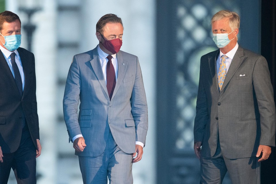 De partijvoorzitters Paul Magnette (PS) en Bart De Wever (N-VA) verlaten het paleis. Hun ontslag houdt koning Filip nog even in beraad. Ondertussen start hij wel een nieuwe consultatieronde met de andere voorzitters. 