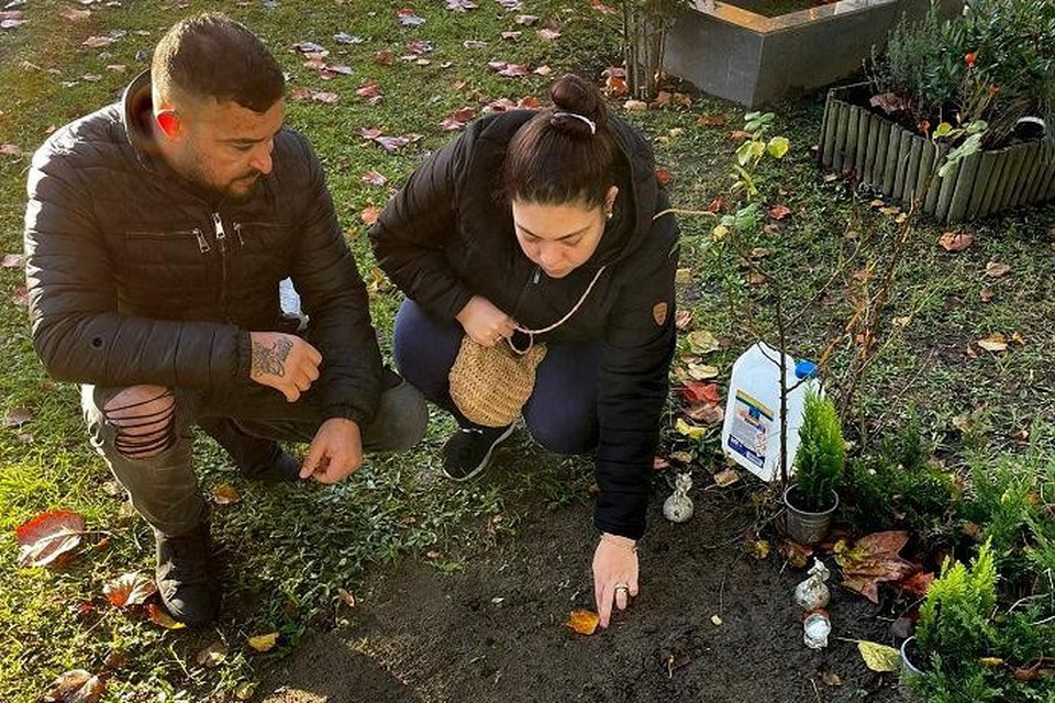 Stefanova (32) en Ivanov (37) weten nu zeker dat hun meisjes nog begraven liggen op de Westerbegraafplaats 