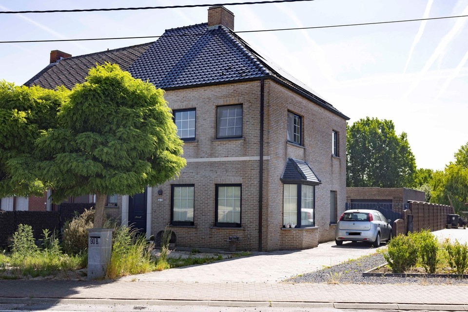 De politie viel binnen in dit huis in Letterhoutem.
