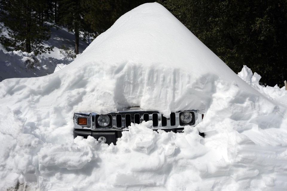 De grootvader zat met zijn auto vast in de sneeuw.