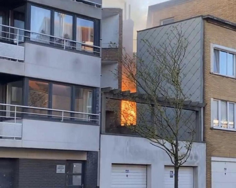 De vlammen waren ook in een zijstraat te zien aan de achterkant van het gebouw.