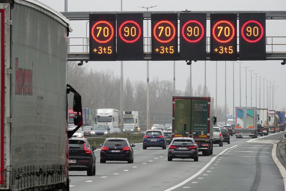 Vrachtwagens mogen maximaal 70 per uur op het viaduct van Gentbrugge.