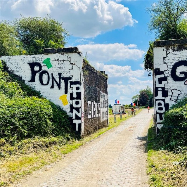 De Pont Gibus maar dan vanuit de andere richting. Hier is het ergste leed geleden. 