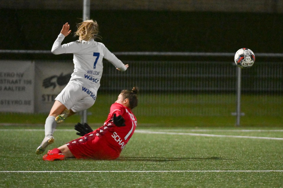 Keeper Femke Schamp knocks down Chiara Wielockx in the box, after which the visitors took the lead from the spot.
