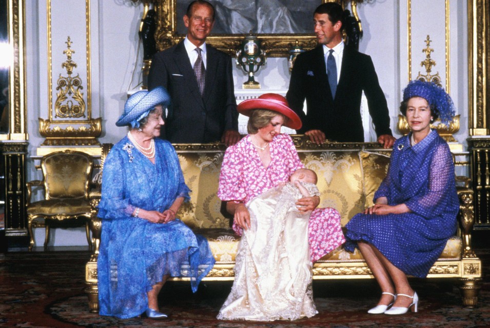 Diana met William op haar schoot. Om haar heen: de Queen Mum, koningin Elizabeth en rechtstaand prins Philip en prins Charles. 