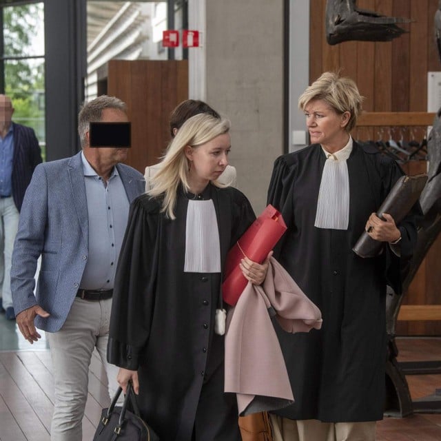Former dean Guy H. with his lawyers An-Sofie Raes and Christine Mussche.