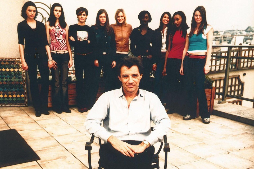 Archiefbeeld: Jean-Luc Brunel met modellen van zijn bureau in 2001.
