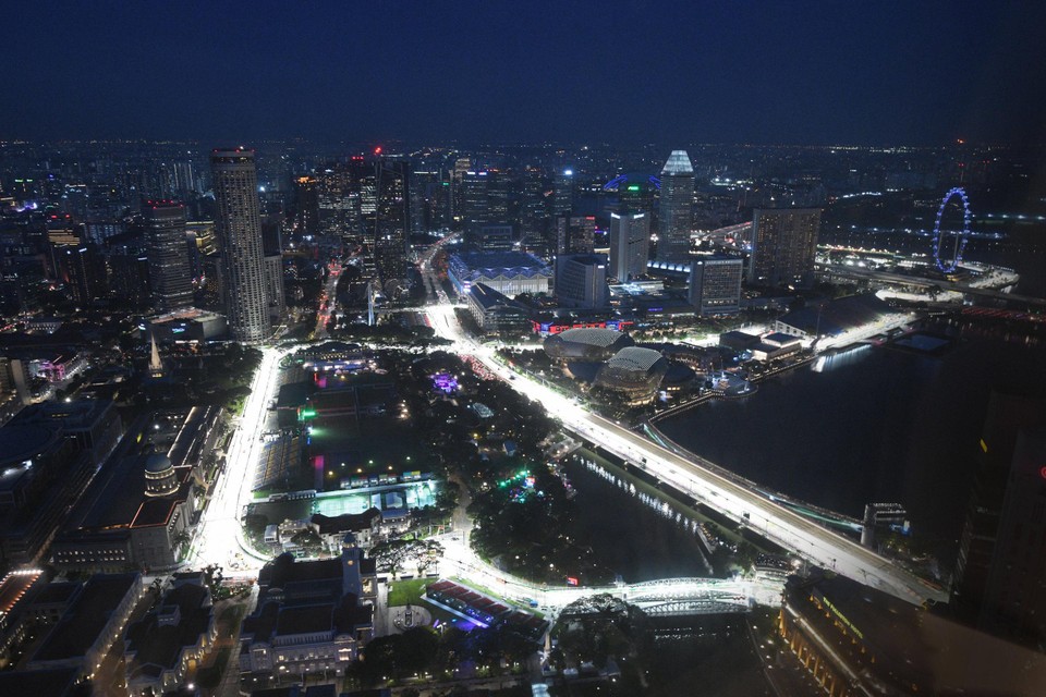 Het Marina Bay Street Circuit wordt ’s avonds een fel verlicht lint dat door de straten van Singapore loopt: altijd een ontzagwekkend beeld. 